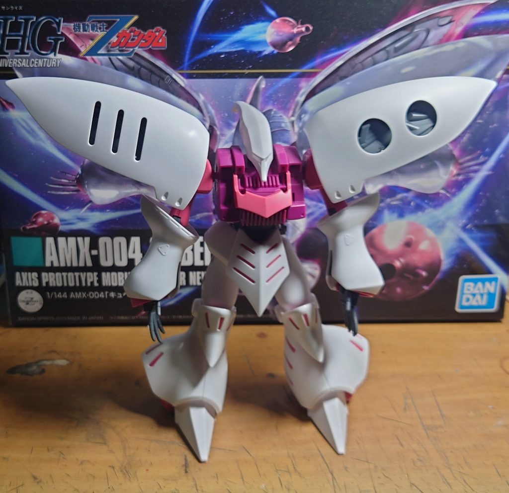 とある宙域の小惑星。ジオン残党部隊の整備工場で整備兵が慌ただしく整備長室に駆け込む。「せ、せ、せ、整備長!大変です!!」「なんだよ騒々しい、また地上部隊からMSの補給か?」「いや、今回はネオジオン正規の補給なんですが・・・まぁ見てくださいよ。」「・・・ってオイ、キュベレイじゃねーか!」「ハマーン様の予備機と整備用部品で丸々2機分はあるみたいです。誰も乗りたがらないから何とかしろ、と。」「体の良い厄介払いか。まぁいい、丁度この基地の状況で考えてたところだ。好きにやらせてもらうか。」