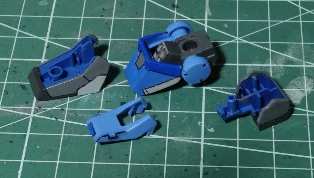 足も後ハメにしようかと考えましたが、塗ってから組み立てればどうにかなりました。