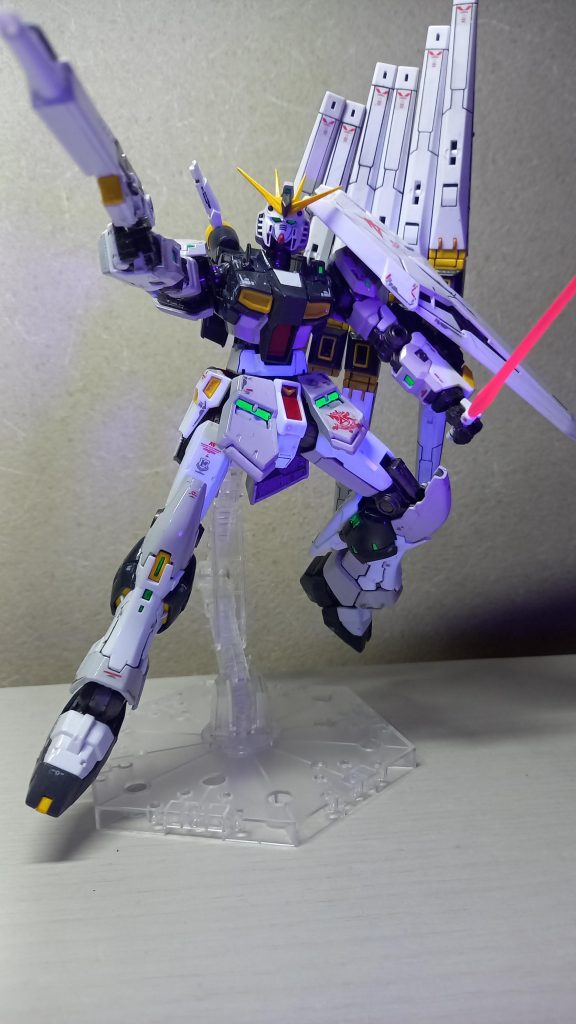 ビームサーベル、ツインアイ、センサー類、あとサイコフレームぽいところを蛍光グリーンでビゴーン。