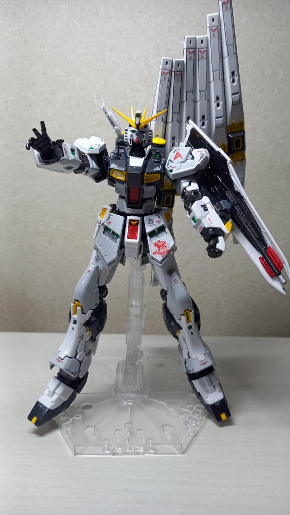 オールMr.カラー筆塗り、墨入れ、付属デカール貼り、トップコート吹き仕上げです。黄色パーツは鮮やかな発色目指し、イエロー、ホワイトテキトー調合、ホワイト部分はホワイトとシルバーの配合かえて二色塗り分け、関節・手は黒鉄色、紺色部分は…忘れました(^_^;)去年の今頃完成したものですので…個人的にはお股?のVパーツ懸命にヤスって尖らせたのでお気に入りだったりします(´▽`)