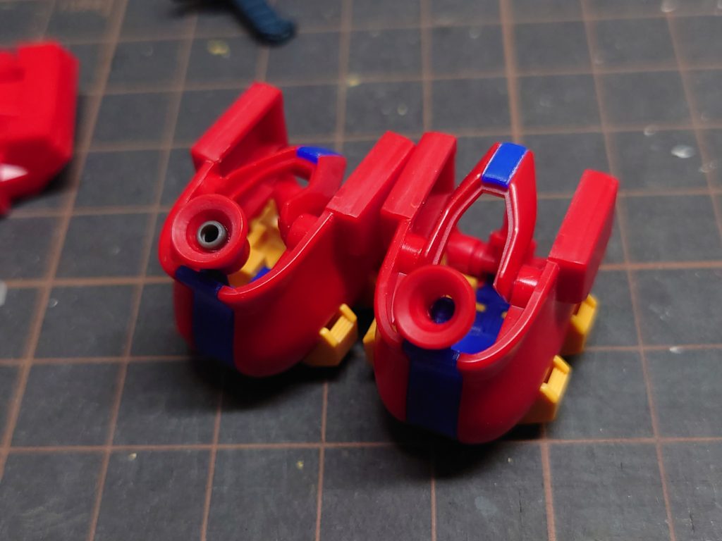 肩のバーニア内に市販のモビルパイプがピッタリあったので軸隠しも兼ねてちょっとしたディテールアップ