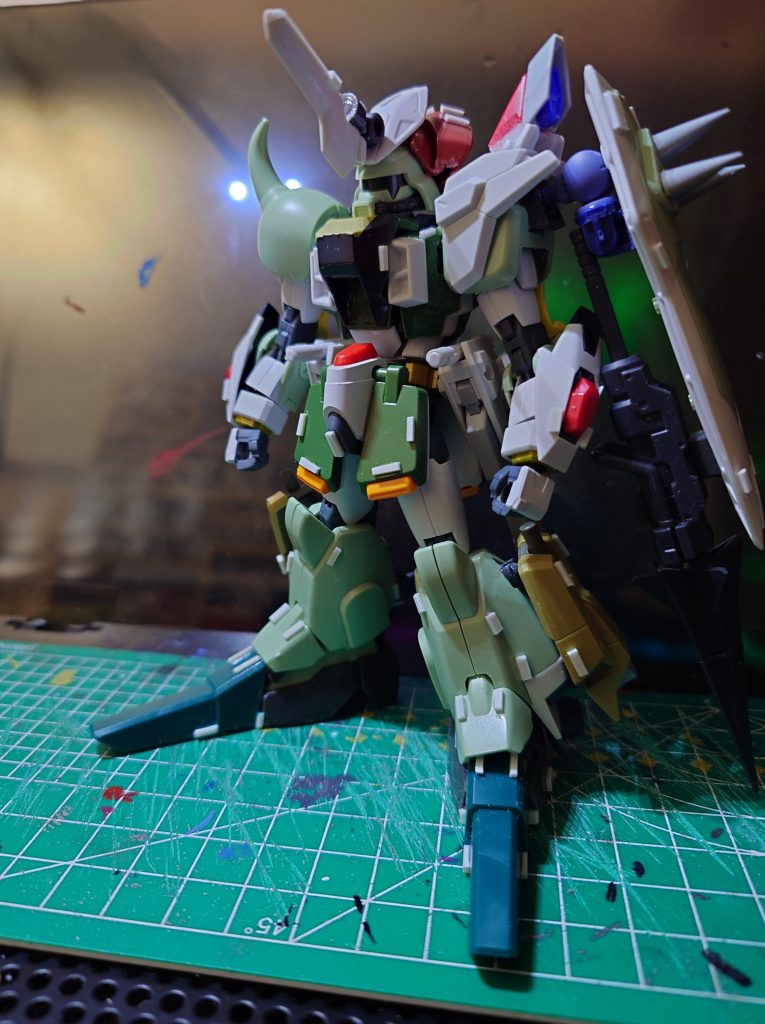 こちらが3日くらい前の姿。セイラマスオ氏のデティールっぽいものを追加しているついでになぜかつま先が伸びました。もうこの時期の脳内は、「こいつはベルゼルガ・テスタロッサモチーフにしよう」に変わっています。