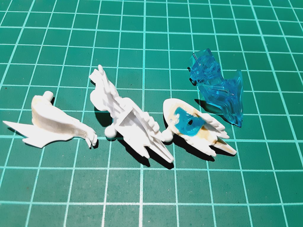 追加の首基部は動かせるように改造、元々ある首の基盤を加工して肩に組み込んでますすり合わせがとにかく大変でした