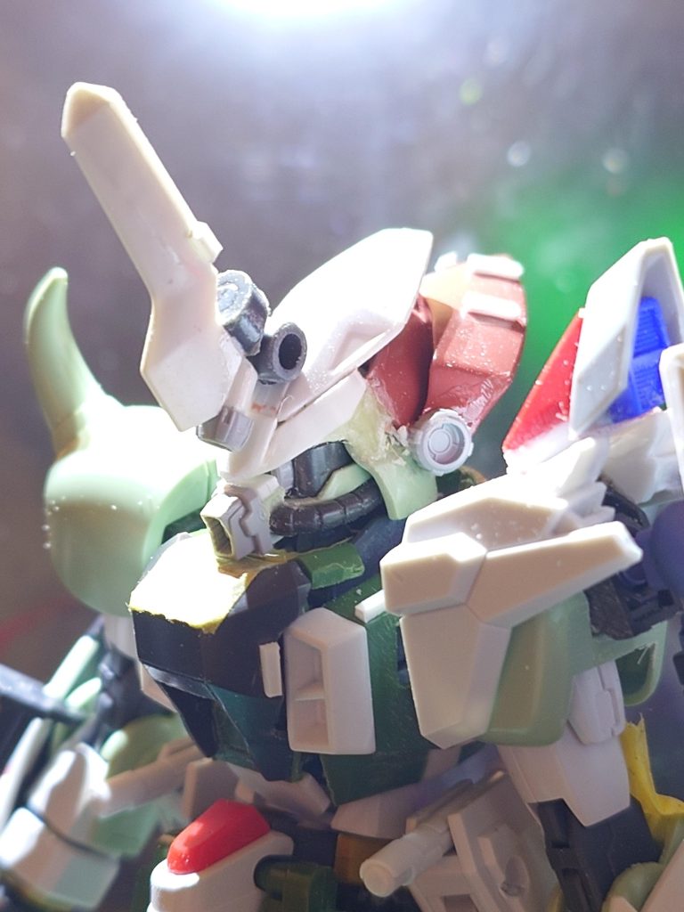 頭部ビームサーベルはヒンジとHGのジャンクビームサーベル基部などから作っています。角はHGドレットノートの腰の有線ドラグーンだったかな?後頭部はHGメッサ―F2の余剰パーツから。