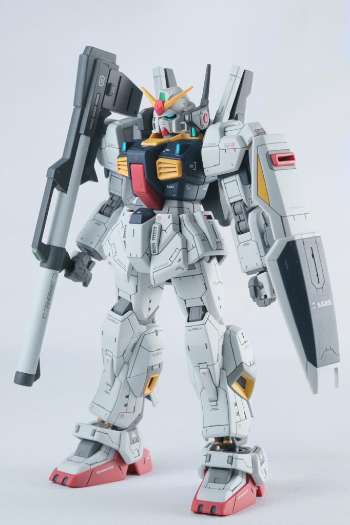 全身図。お腹のパーツ、短くない?いまさらだけども。 スジ彫りいっぱいです。オーソドックスなデザインで彫ってます。アキレス腱あたりにあるポリキャップがなぜか回りやすく、よく倒れます。今回唯一塗装で苦労したのは、バズーカの砲身。区切りのない球体や筒状のものは、筆塗り族には苦戦するポイントです。