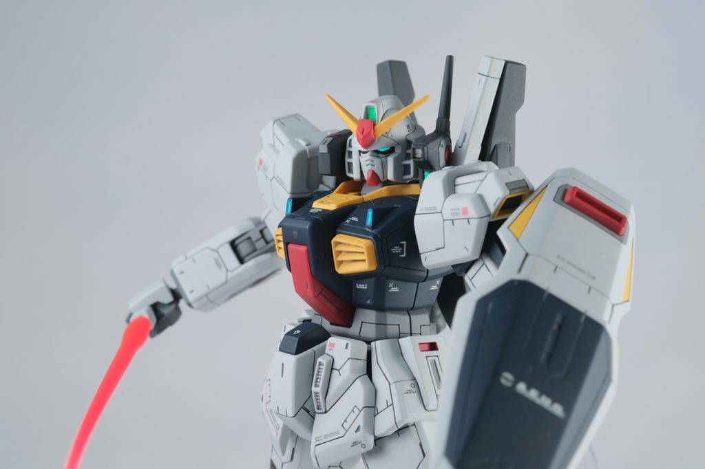 ビームサーベルを持って。ヘッドホンもステキ。