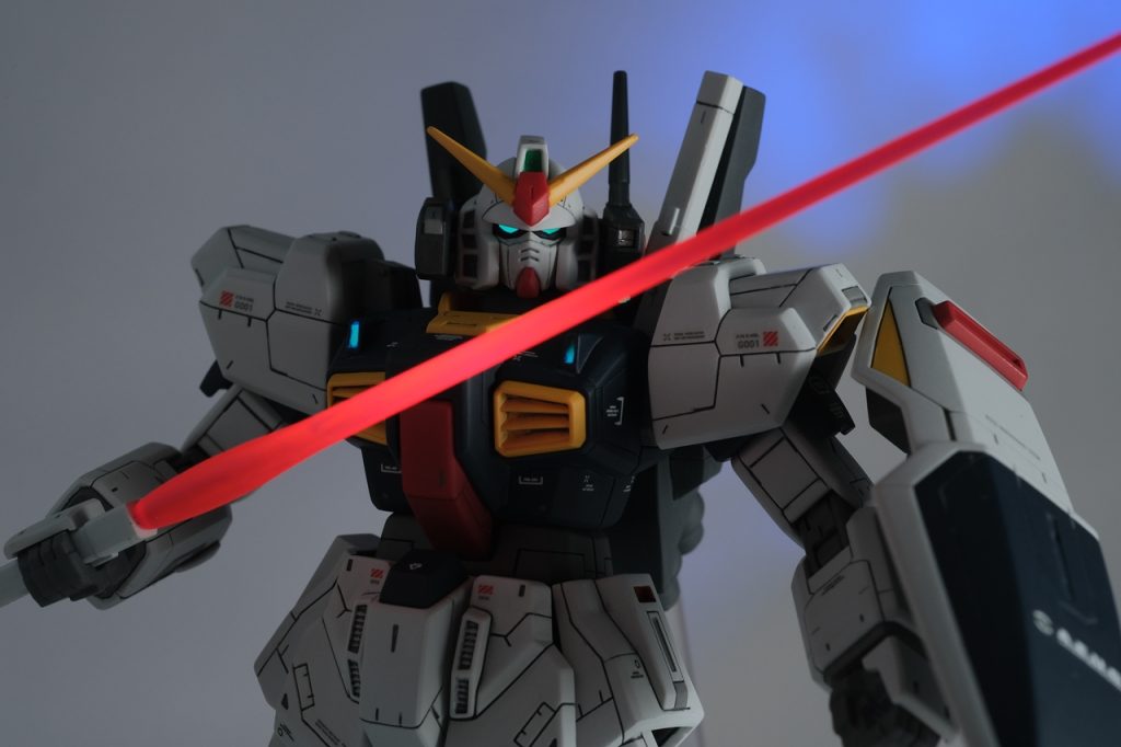 UVライトで光ります。ビームサーベルも目も光ります。