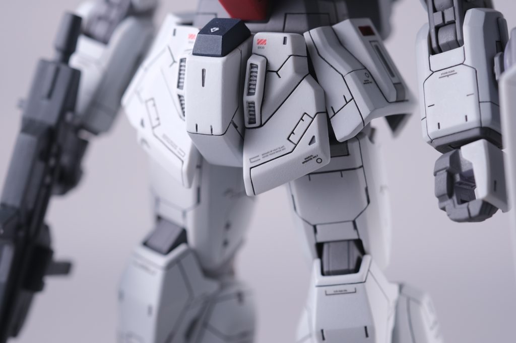 フロントアーマー。ナナメのラインを入れたせいで、少しSEEDっぽいデザインになってしまったかも。