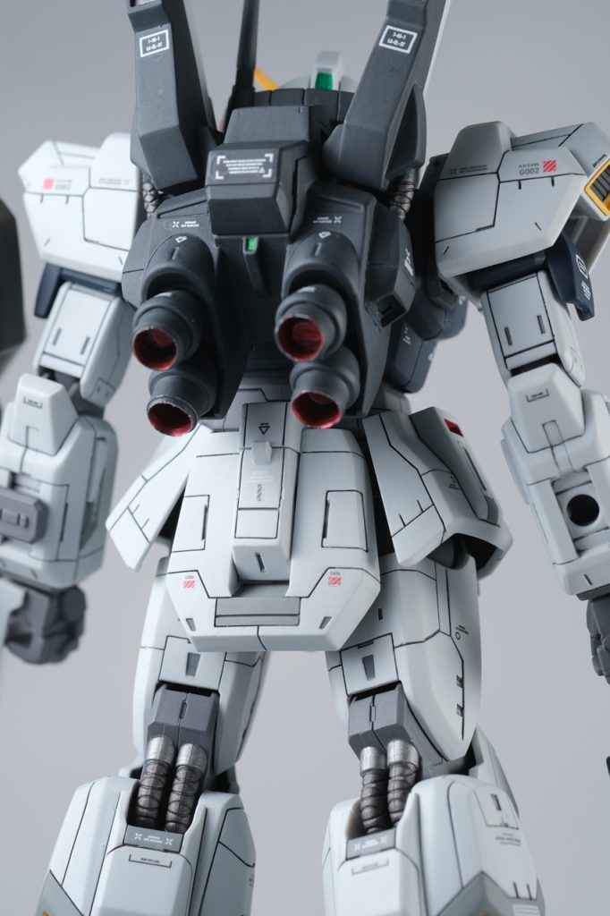 このバックパックだけは変な位置に合わせ目があって、めんどくさいパーツでした。バーニアにはアルミパイプをくっつけて、バーニアエフェクトを刺せるようにしています。(写真は撮り忘れたのでそのうち。)バーニア内部はマルチプライマーを塗って銀色→クリアーレッドと塗っています。ひざ裏のパイプは焼鉄色(クレオスC61)を塗ってます。