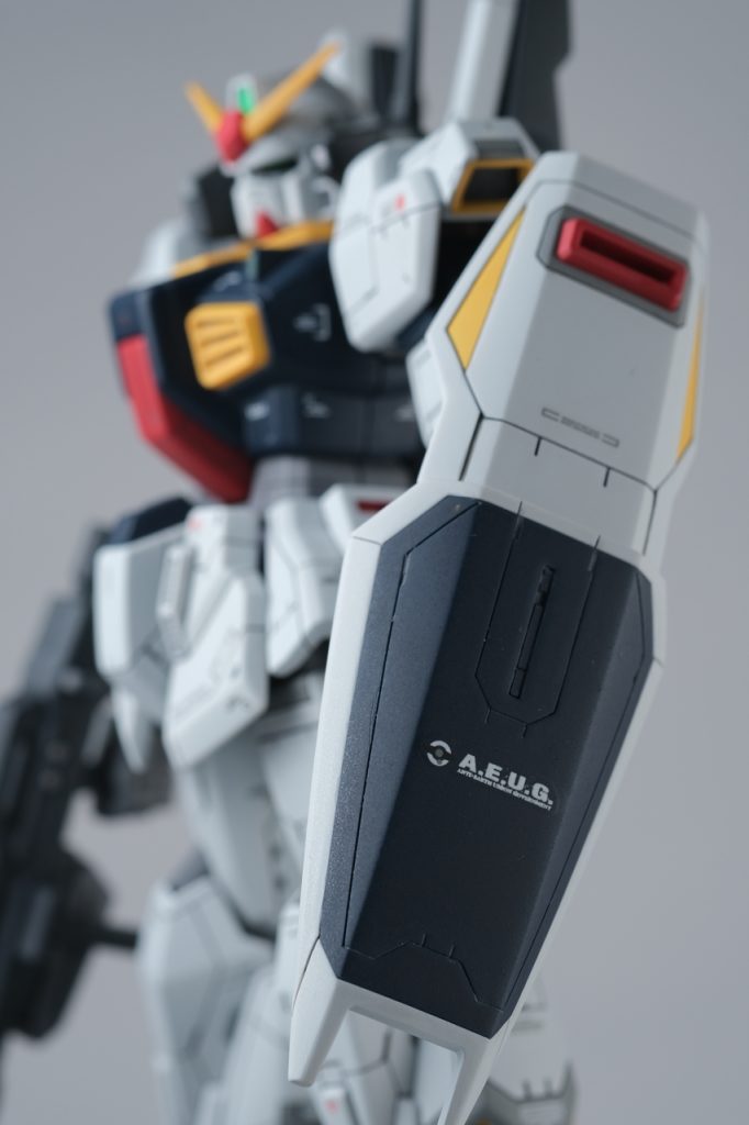 盾。盾は分割すると脆そうなイメージが出てきてしまいそうで、あまりスジ彫り入れないようにしています。紺色部分のスジ彫りにもグレーでスミ入れしたのですが、なぜか薄くなってしまいラインが分かりにくくなってしまいました。