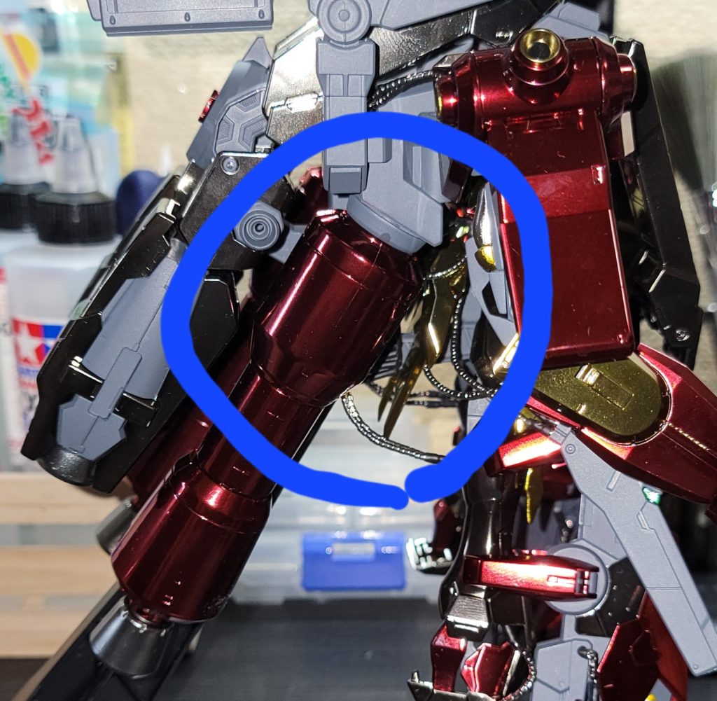 改修が必要になった原因です。あるあるだと思ってますが、合わせ目消しが甘かったのか、割れてしまったみたいで辛かったです。。。こういう物は好みが分かれるでしょうが、アニメを見て「欲しい!」ってなってサイコガンダムの指光らせたい!→どうせならもう光らせれる所全部光らせてギラギラにしよう!みたいなノリで作成しましたが、最後まで楽しく作れました。カラーメモ赤→ボーンサフ、アンダーブラック、ボーンミラー、フィニッシュクリヤレッドフレーム、武器→メカサフスーパーヘビィリフレクタービット本体→ボーンサフ、アンダーブラック、ボーンミラー、フィニッシュクリヤ(反射板は薄めたフィニッシュクリヤブルー)銀→ボーンサフ、アンダーブラック、ボーンミラー、フィニッシュクリヤ金→ボーンサフ、アンダーブラック、ボーンミラー、フィニッシュクリヤイエロー(レッド0.3)黒→ボーンサフ、アンダーブラック、ボーンミラー、フィニッシュクリヤブラック