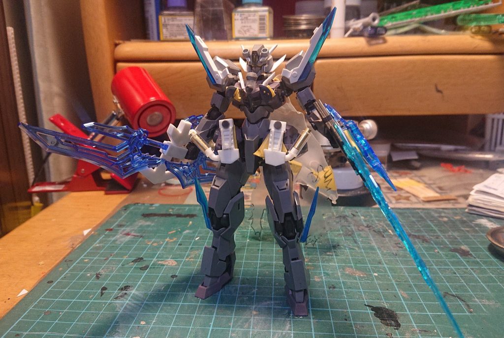 SK(使用キット)本体ガンヴォルヴァ クリアファイルを熱してマントを自作。接続はボールデンアームズゴーグル→MSサイトレンズ腕部アーマー→張遼サザビー(1,2)煙突 コトブキヤバーニアノズルⅢ(3)コトブキヤバーニアノズルⅡ(4.0) 0.5mmプラパイプ胸アーマー→セレクターライフルの丸いパーツ。ホッパーの足はプラ板肩、膝突起→トランジェントガンダム GNパルチザンイグナイタープラ板 コトブキヤ丸モールドⅢガッチャージガン・・・ガンヴォルヴァの銃、曹操ウィングガンダムの剣のクリアパーツガッチャートルネード→張遼サザビーの武器とプラ板