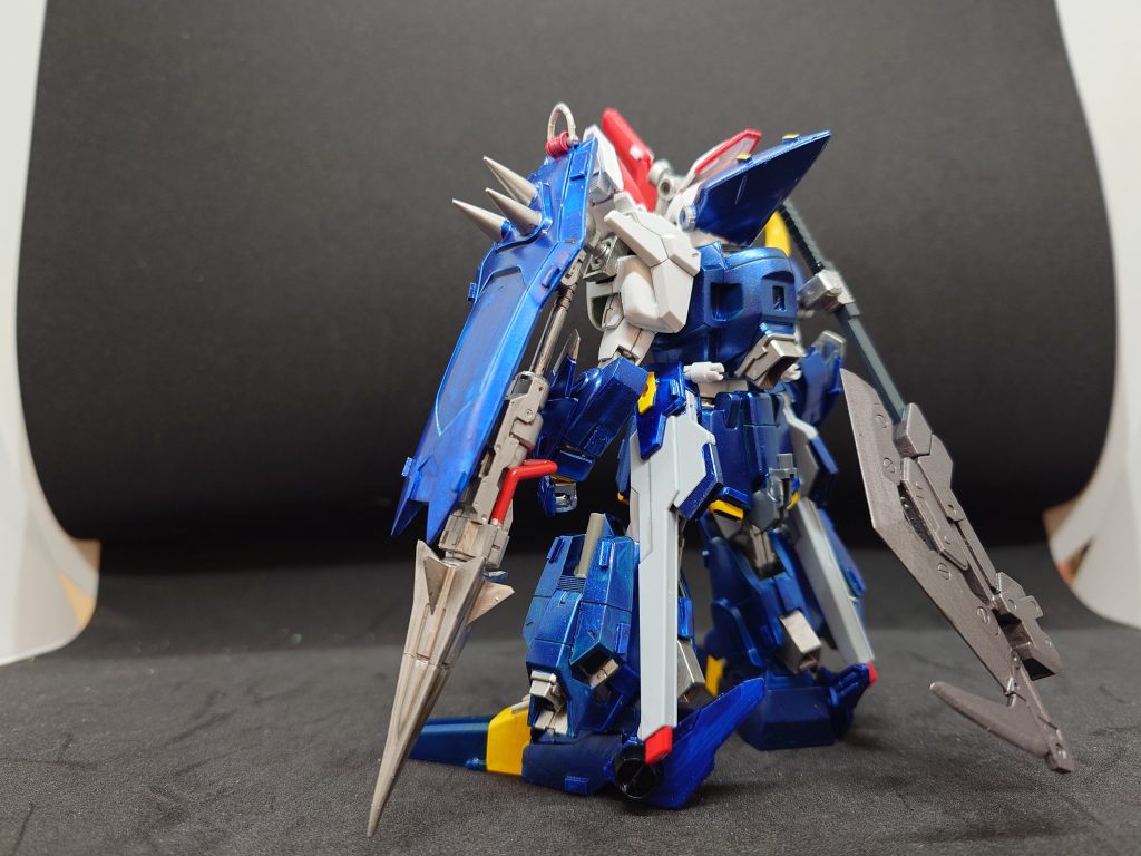 主となる格闘兵装はビームサーベルを4本、左シールド裏のパイルバンカーともう一つですが、一応「ザク」なので背中に巨大なアックスを装備しています。