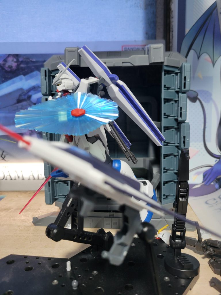 この機体は本来使われることないはずだったが戦いを止めるための力を求めたパイロットが託されたという設定です。