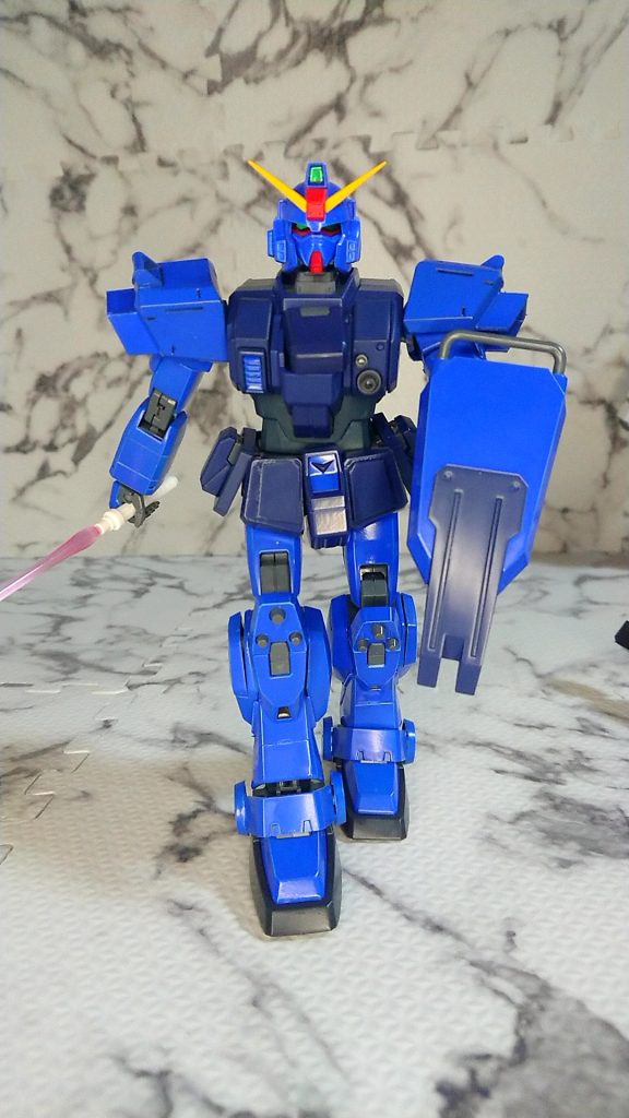 プラ板で肩とフロントアーマーにちょっとだけディテールアッププラ板加工は難しいですね。カラーはクレオスのコバルトブルー胸と腰はティターンズブルー１脇腹はティターンズブルー２