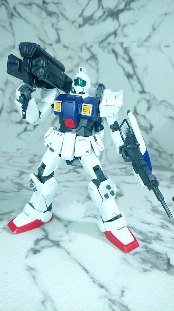 陸戦型ガンダムからの形成色のままの部分とMSホワイトで塗装したのが分からないくらい良く似ています。