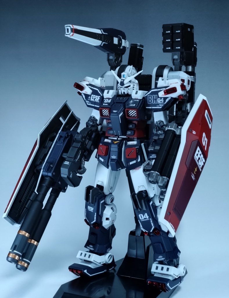 使用塗料としましてはサフはフレーム部分などエヴォガンメタをそのまま使用。武装のブラックもエヴォブラックをそのまま塗料として使用。他は下地にエヴォライトグレーを使用メイン色は●ホワイト(ガイアノーツのEXホワイト+ブルーグレー)●赤(フィニッシャーズ ディープレッド)●青(ナスカのダークブルーイッシュパープル)などを主に使用しました。