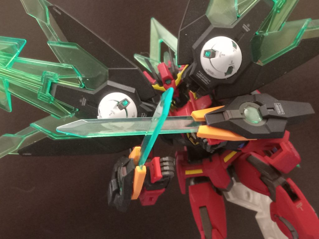 このポーズはダークディフェンスです。高度に圧縮されたGN粒子を使用して物理的な構造を形成します。これらの構造は攻撃と防御の両方の能力に使用できます。