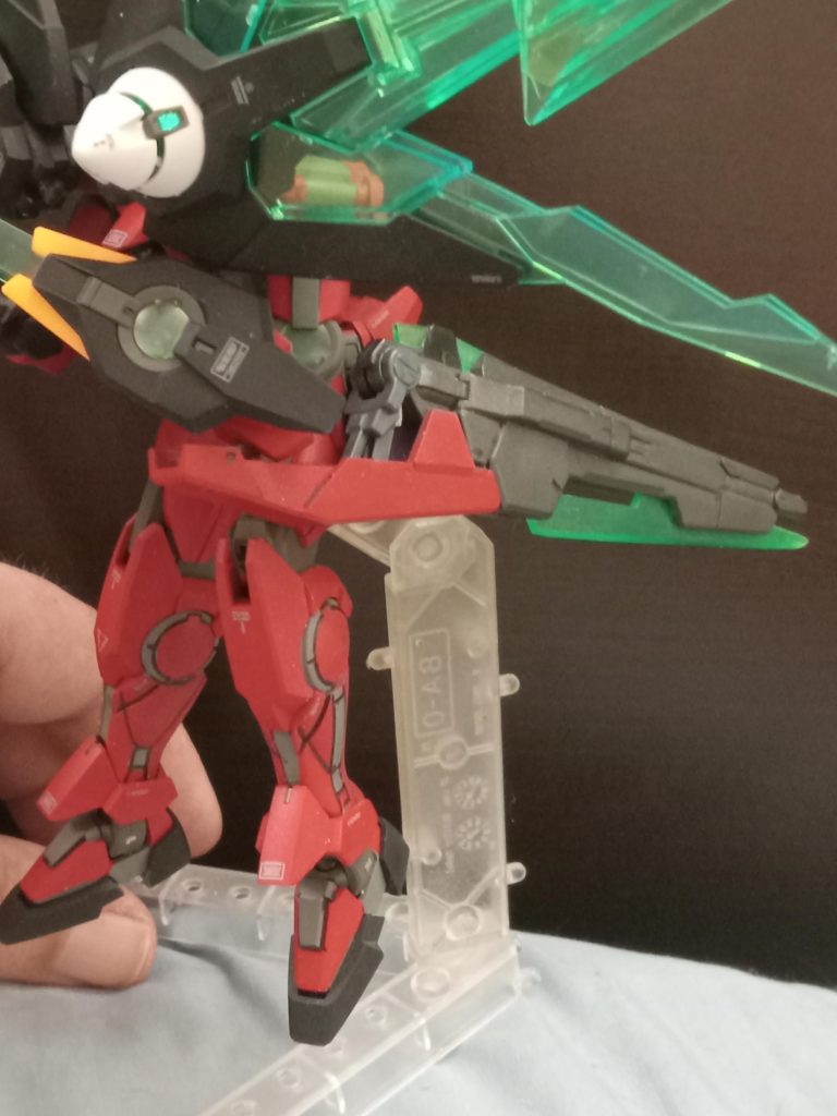 最後に、GNソードブラスターダークをサイドスカートアーマーに格納する方法です。