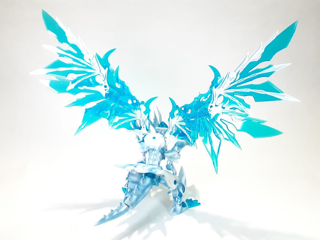 三枚構成のウイングは真ん中の羽をわざと塗装せずに巨大な一枚羽感を演出してます