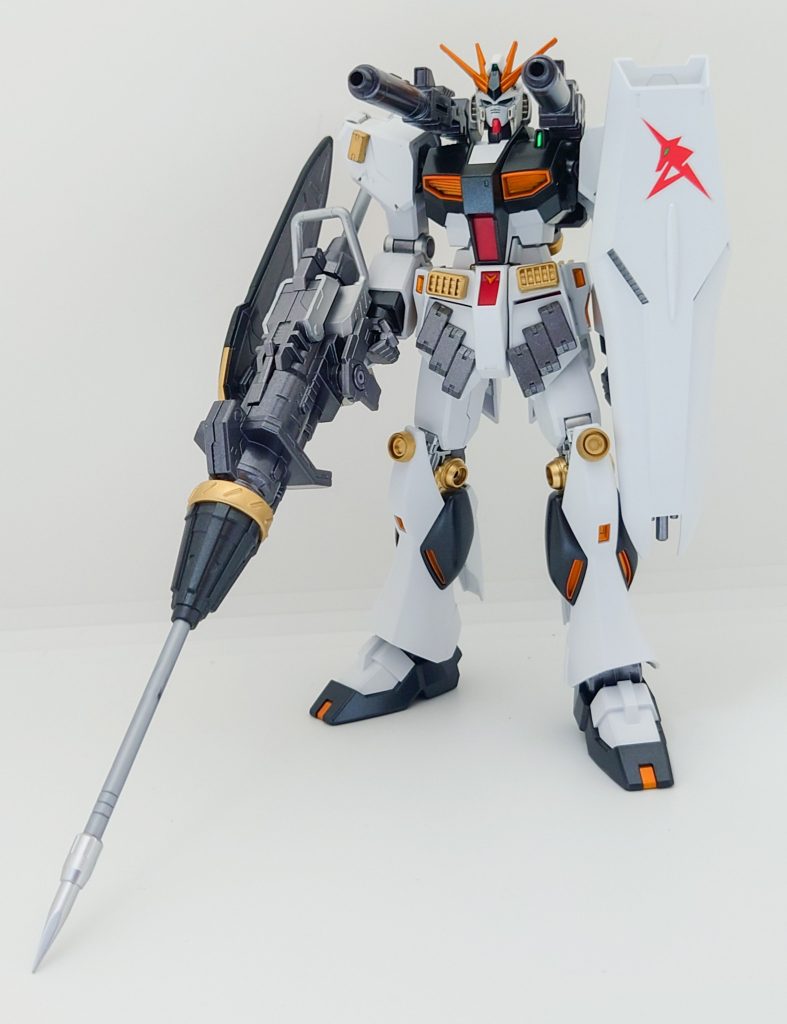 正面EGのνガンダムはフィン・ファンネルが付属していないため、バックパックにキャノン砲を取付け、武器にはインパクトのあるパイルバンカーを装備させてみました!