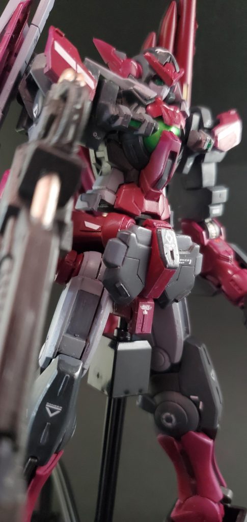 カラーリングはエピオンをイメージしてヒール寄りにしました。 塗装剥がしでプラ割れが激しく、足首、腕部、腰部とジャンクパーツで補ったキメラ仕様になってます。