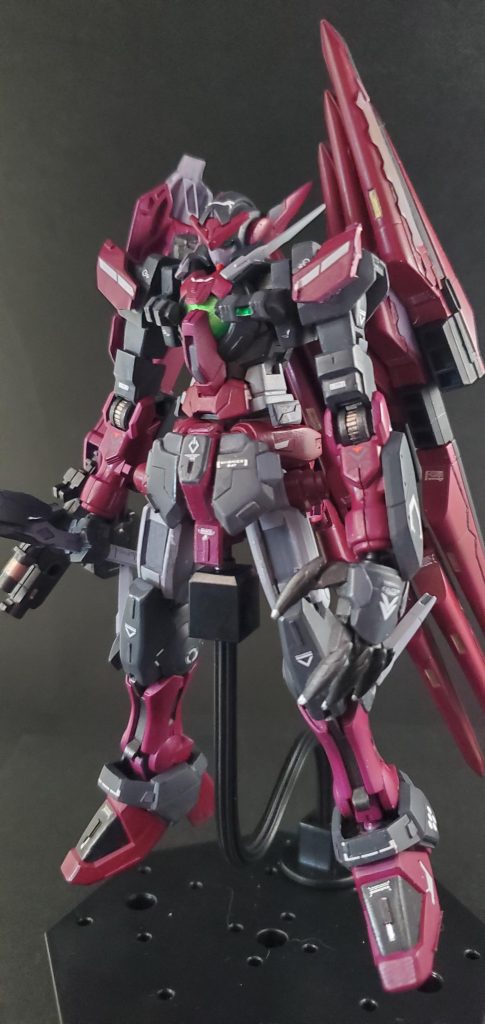 左手にはネイル型ハンドパーツで近接戦闘に特化