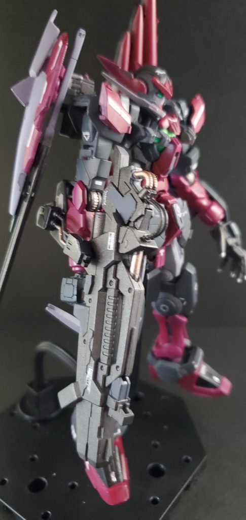 右手には本体からエネルギーを供給するレールガン