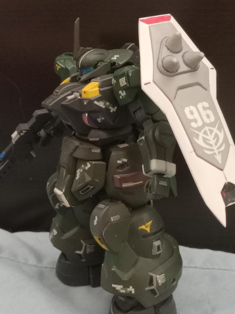 ビームライフルはそのままです。ディランザソルのバックパックも追加し、様々な装備を取り付けるための3mmの穴を開けました。