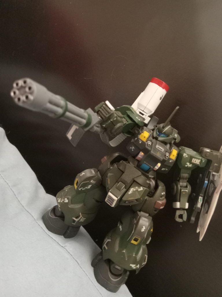 さて、メインの改造です。グフカスタムガトリングガンを手に持てる形にしました。これで見た目がすごくいい武器になったと思います。