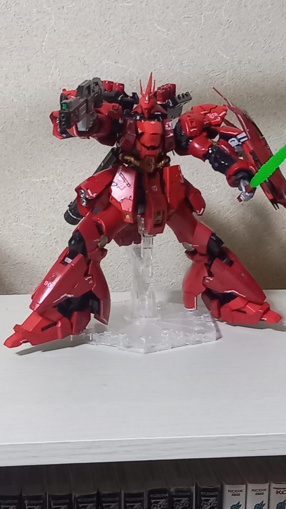 全身像です。左腕のシールドが重く、どうしても左に傾きます(-_-;)塗り分けはMr.カラーのレッドと若干シルバー混ぜ、明るい部分は後述、黒は光沢ブラック、手その他シルバー、パイプはゴールド。モノアイ、センサー、ビームサーベルは蛍光グリーンです。