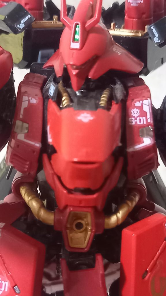 首もと、胴パイプ、腹部拡散ビーム発射口とファンネルパックのゴールドお気に入り。特に首もとははみ出してはブラックで潰し、パイプのみ金色にすることにたぶん二、三日かけた記憶が(^_^;)