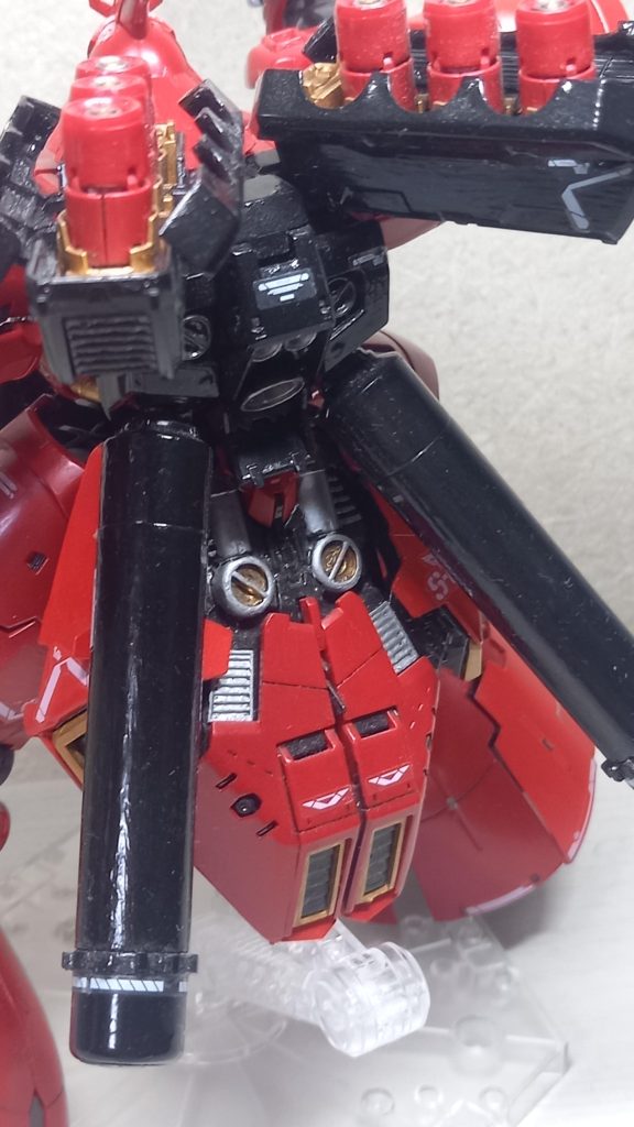 細部塗り分けも諸先輩方の作例見ながら。はじめてマスキングゾル使いましたが思うようにキレイには出来なかったなと…あと、プロペラントタンク?の先端ギザギザ…ゲート跡処理でヤスったらギザギザまで…(T-T)一ミリ角プラ棒を二ミリずつ切って片方10個、計20個を接着しなんとかそれっぽく。RGサザビー作られた経験ある方、このパーツのゲート跡処理どうされてましたでしょうか…?