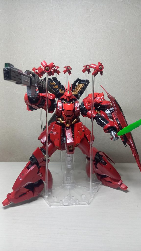 ファンネルも内部パーツ、発射口はゴールドとシルバー塗り分け。3ミリソフトプラ棒でディスプレイ。