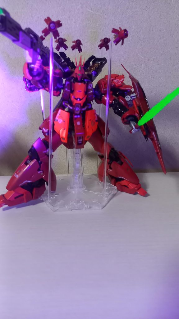 本体の明るい赤部分は蛍光レッド。ブラックライトあてない限り元々の下地の色とあまり変わらないため塗り残しというか粗いですが遠目にはわからないので、まぁいっか(^_^;)わたしのサザビーのサイコフレームは外装ということで(  ̄▽ ̄)(メイン写真はどアップなのでめちゃくちゃお肌の荒れが気になりますけど(^_^;))