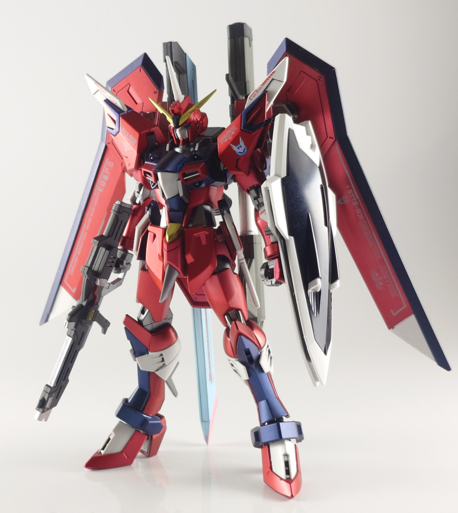 ビームライフルはディスティニーっぽくグレーに 顎も赤くしました背中にはアロンダイト斬と高エネルギー砲をマウント。