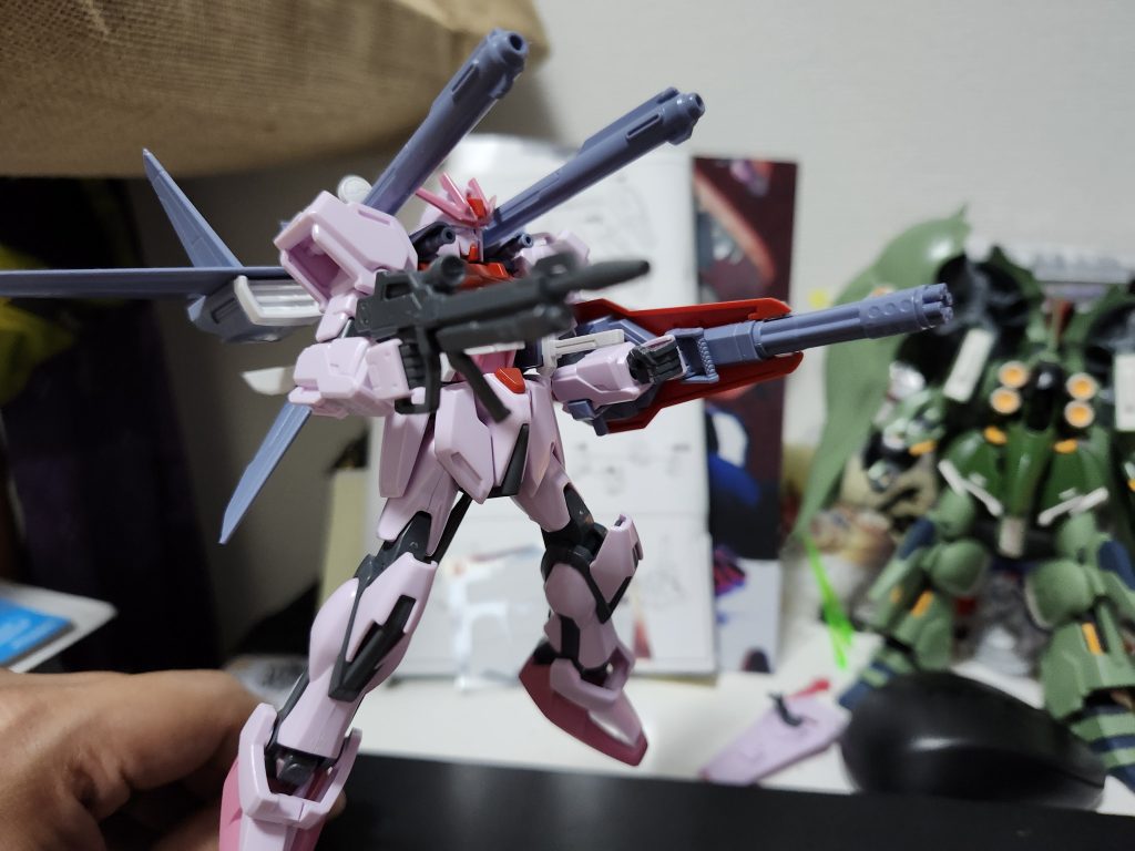 対応したスタンドがなかったので持ち手棒で無理やりポーズを取ってもらってます汗