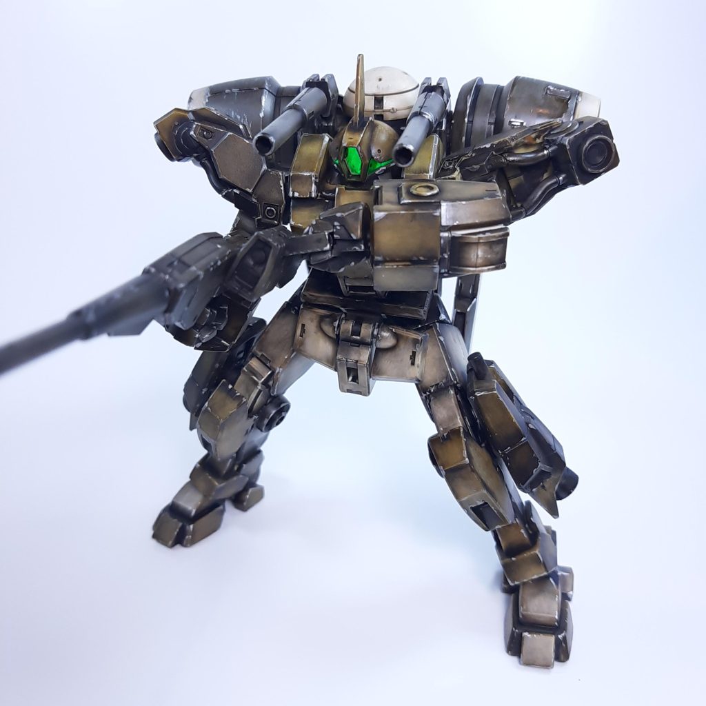 ①リアルタッチグレー３全塗りからのメラミンスポンジふき取り。②エッジをリアルタッチブラウン塗り③さらにエッジをエナメルクロームシルバーでチッピング④エナメルオイルでオイルだれ表現⑤センサーは蛍光グリーンで塗装。以上です。