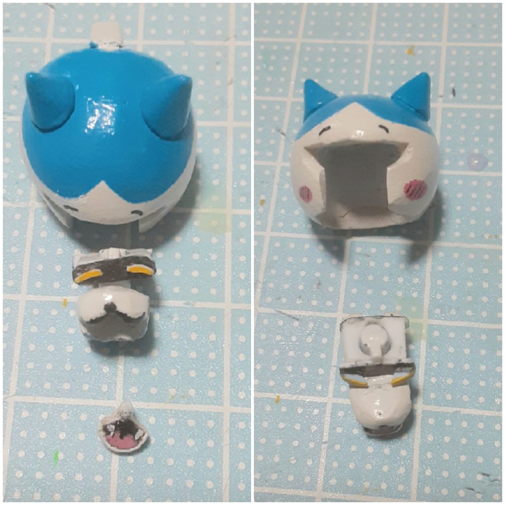 口は前後を入れ替えると通常と笑い口に、目は180°回転させると通常とニッコリ目にできるようにしてます。