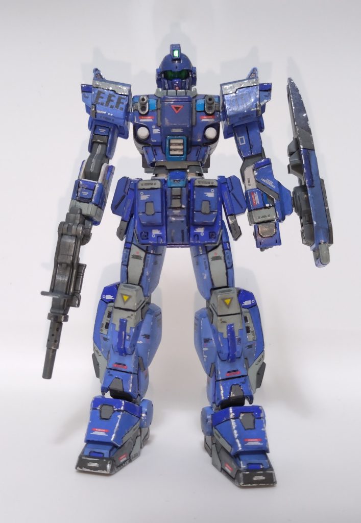 正面から。実は陸戦ガンダムと似ているようでほとんど違う凝った作りに。陸ガンの正統な上位派生といったイメージ。特に体の軸は陸ガンに比べて強度が増して扱いやすい仕上がりになってます。今後陸ガンをカスタムする場合はこちらを素体にしたいですね。（3号機確保しました）