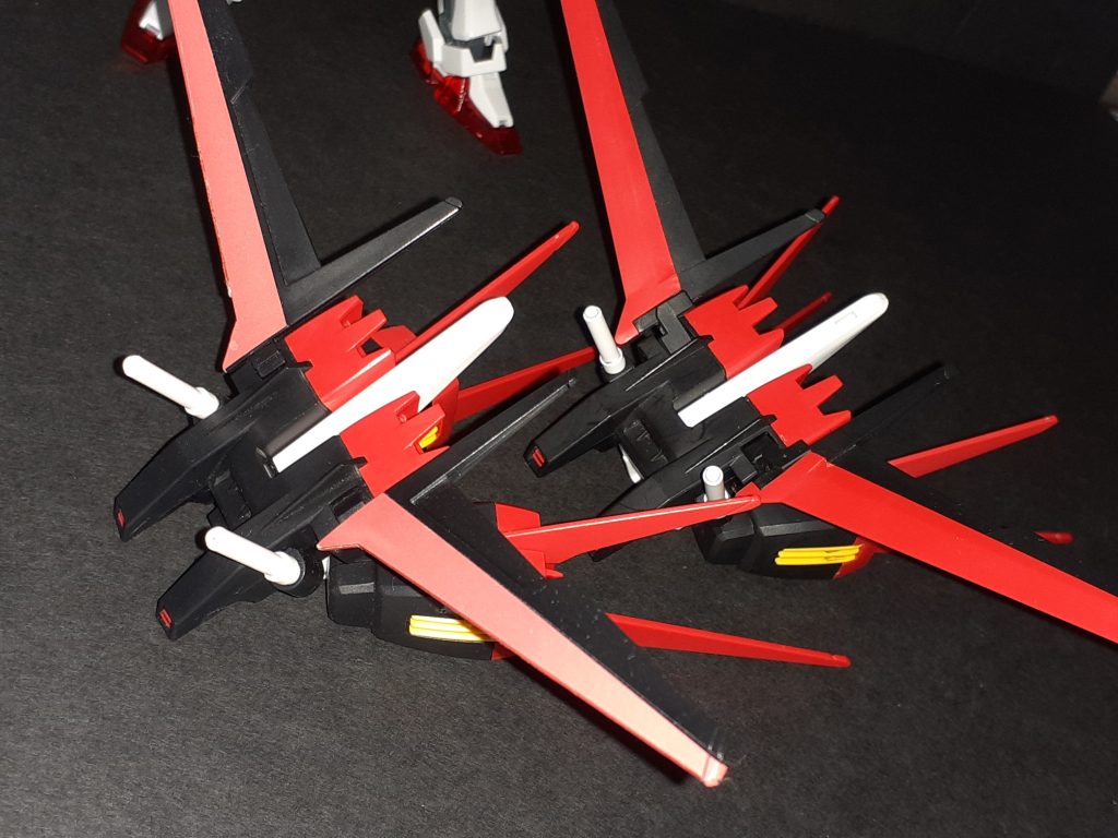 HGCEルージュ付属のエールストライカーとオプション01のエールストライカー。主翼の赤がシールじゃなくなったので経年で色褪せは比較的気にならなくなるかも。増設バッテリーパックの接続部も変更有。