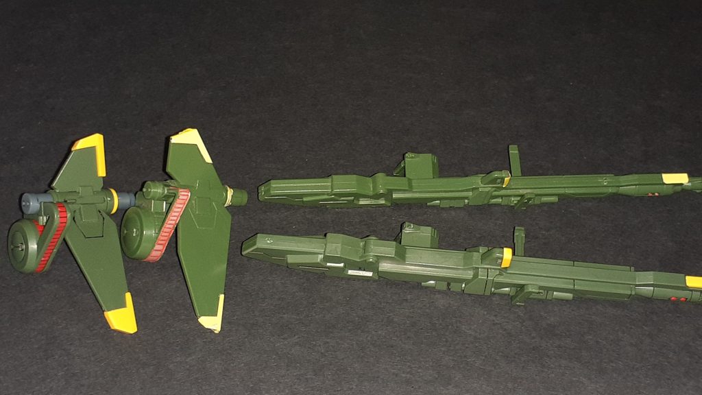 20年以上前のコレクションシリーズのランチャーストライカーとの比較。（右、上が旧キット）当時ガンダムマーカーで赤い部分だけ塗ってましたが単色成型＋黄色部分のみシールと言う構成でした。造形そのものは今見てもそんなに悪くないかも。