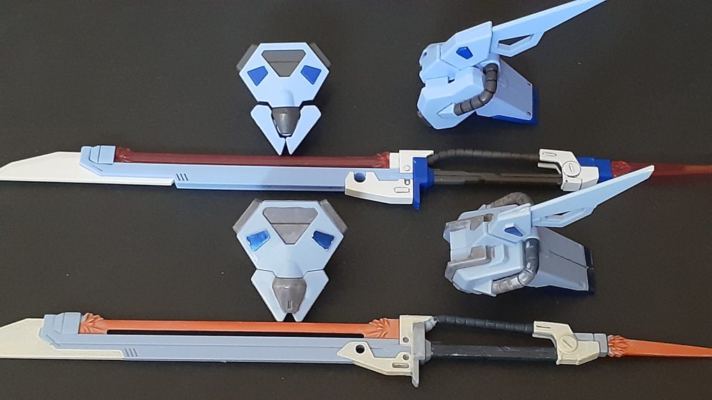 上がオプションパーツ02、下が旧コレクションシリーズのもの。コレクションシリーズは水色単色成型、盾とブーメランの青のみシールと言う構成でした。こちらも当時ガンダムマーカーで塗っていました。こちらも今見ても造形そのものはそんなに悪くないかも。ただ肩パーツが本体の肩アーマーを外さないといけないのが問題。今回のオプション02はそこも解消されてるのが素晴らしい。