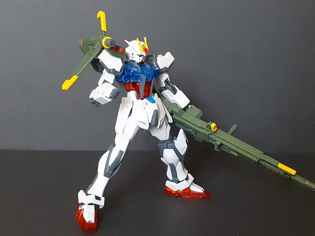 EGストライクをランチャー仕様に。もう左肘関節が死んでるのでまともに構えられません。アグニのレンズ部に他のキットで余った青シールを貼りました。