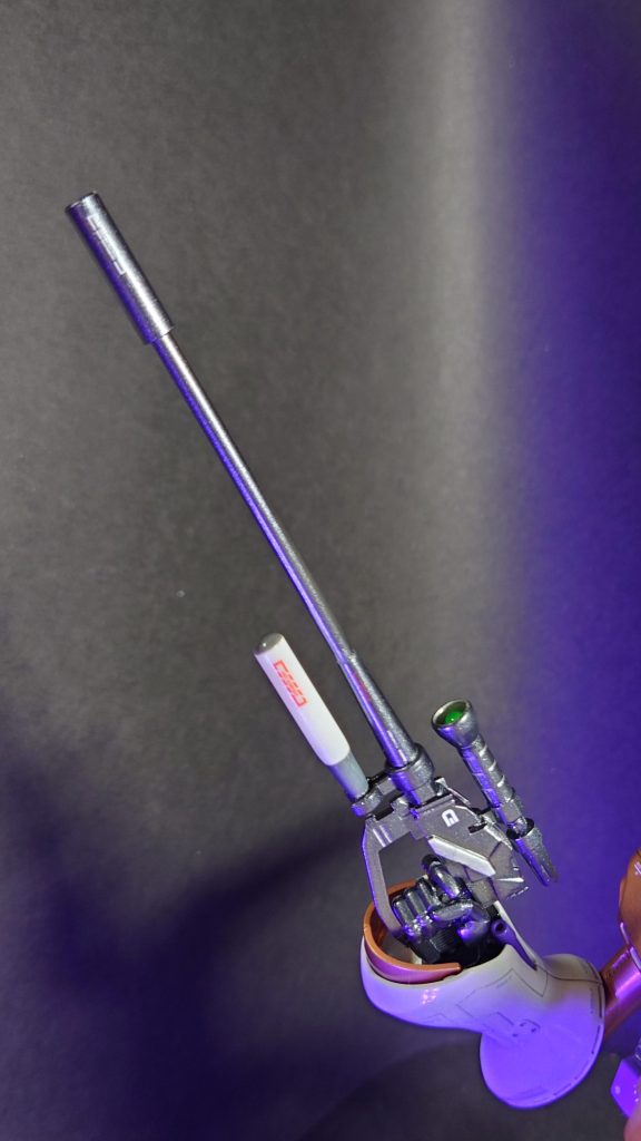 ハイ、今回も長々とお付き合いいただき、ありがとうございます(gundam-kao5)もうお気付きかと思いますが、今回はキュベレイを使用して、パーツ差し替えで2体分を作成しました(gundam-kao2)最初に「アシンメトリー」をテーマに決めたものの、ネタが思い浮かばずジャンクパーツで顔をイジったところでキュベレイにはアリがちな「キツネ顔」が出来上がり、そこから一気に妄想がつながっていきました(zaku-kao5)改造自体は、二の腕と胴の延長とハイヒール化というキュベレイ定番改造に、ジャンクから薙刀とライフルを、プロペラントタンクは100均のペンキャップで作成しました。