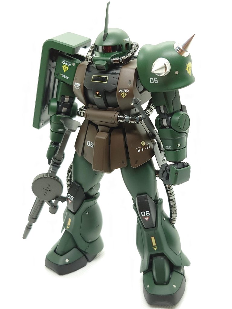 MSV創世記に「モビルスーツという兵器が実際に存在したら現実的にどういうカラーリングになるだろうか?」というテーマで企画、発売されたリアルタイプカラー。通常のキットよりミリタリー感が強く、全体的に色調が濃いカラーリングになっているのが特徴で、デカールもそれに合わせたデザインになっています。第一次ガンプラブームは自分が生まれる遥か以前の話なので、当時の反響や評判はわかりませんが、今もたまにリアルタイプカラーのキットが発売されてるところを見るに、決して悪い評価ではなかったのかなと