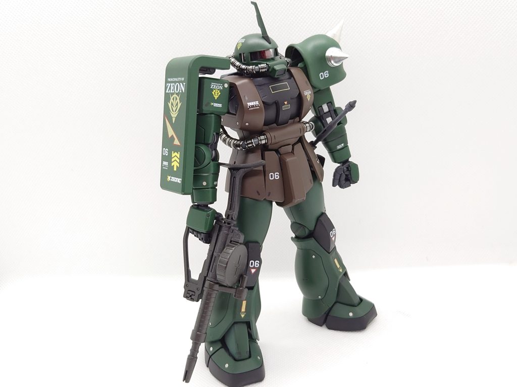 自分のアレンジとして指揮官用アンテナの付け根に黒を足して、両腕両足の関節と、完全に隠れてますけど足首の前後のシリンダー部に挿し色としてシルバーを使用してます。ミリタリー感が少しでも出せてれば良いな。