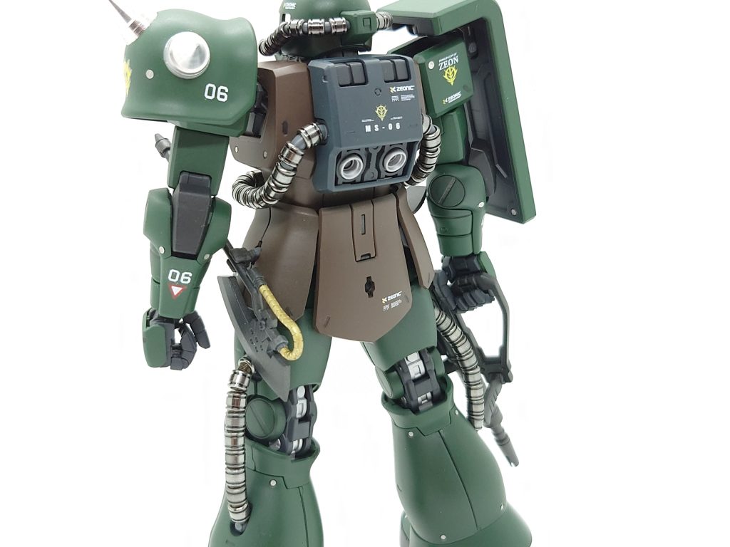 背面。今回はフレーム部分とシールドの裏はジャーマングレー、ボディの緑の部分は黒サフを吹いて暗緑色+ブラック(微量)、胴体と腰回りは黒サフ吹いてマホガニーで塗装。またJ型なんで脚部に取り付けるミサイルランチャーも付いてるんですが、本来のリアルタイプカラーには装備されてないので敢えて着けてません。デカールも傷付きそうだし。