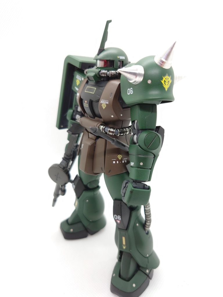 今回のザクⅡJ型のリアルタイプカラーは、ボディの緑の色調が元の色より濃く、暗くなっているのが特徴で、胴体のカラーもレッドブラウン系になっています。戦車や戦闘機の知識は殆ど無い自分ですが、それでもそっち方面を意識したカラーリングなんだなというのは漠然と感じています。渋くて良い感じ。