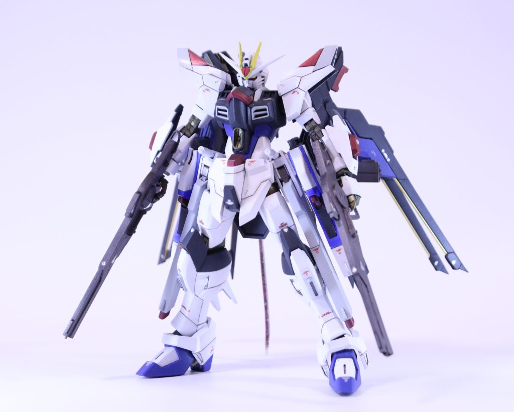 ストフリ本体改修場所は・頭部アンテナシャープ化・肩上部のライン変更・上腕1.5m前腕1mm延長・胴体4mm延長、ビーム砲を腹部に移設・太ももの厚み出し・膝の形状、ラインの変更・スネ2mm延長・つま先1mm延長です!!初代フリーダム参考にスタイリッシュに見えるように意識しました!